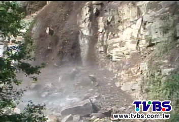 家門前山崩 南庄鹿場民宿1死4傷