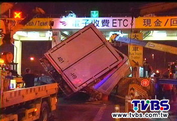 疲勞駕駛?聯結車撞ETC護墩 翻覆