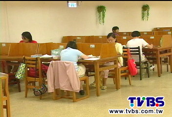 圖書館鬧哄哄! 女子遭制止反咆哮