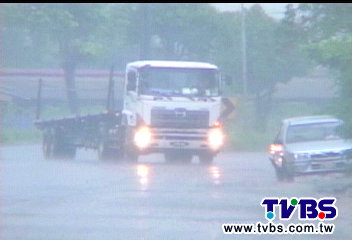 〈獨家〉誇張!砂石車省時間 逆向百米險撞