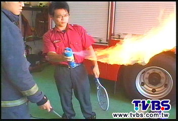 無厘頭!學電影拿防蚊液噴火 燒傷