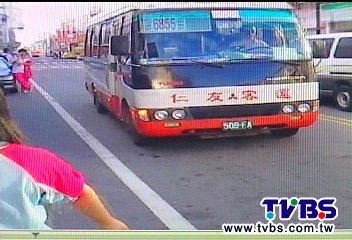 百人搶搭1班中巴　百學生天天遲到
