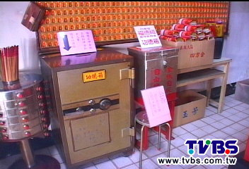 功德箱「鬧雙包」 信眾捐錢霧煞煞