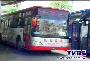 危險！司機開車比手畫腳　頻回頭說話