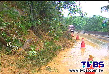 豪雨釀災!新店平廣路坍 電塔倒農舍毀