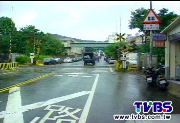 吵架跳車?女子翻滾出車外 駕駛驚