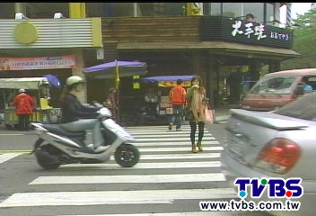 大執法！車不讓人、行人低頭族　都觸法