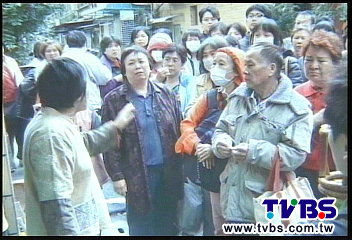 搶報名保母班　阿公、阿嬤吹冷風苦等