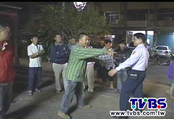 遭控抓外勞打傷人 受傷警:是我被打