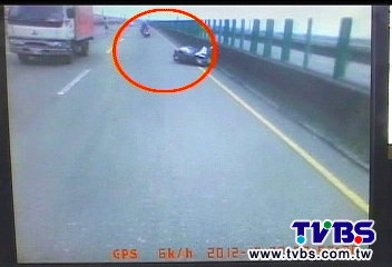 插翅難飛! 賊遭警攔查心虛跳橋斷腿