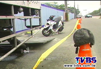 騎士撞違停貨車受困　起火臉灼傷命危