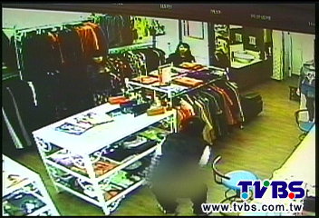 好衰!白天遛鳥男追店員 夜遭賊光顧