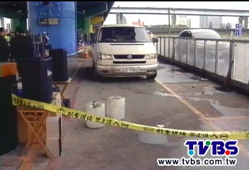 騎士撞翁落跑　後車不察輾過、拖行