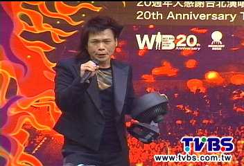 隔10年辦簽唱　伍佰自備「風扇」吹髮
