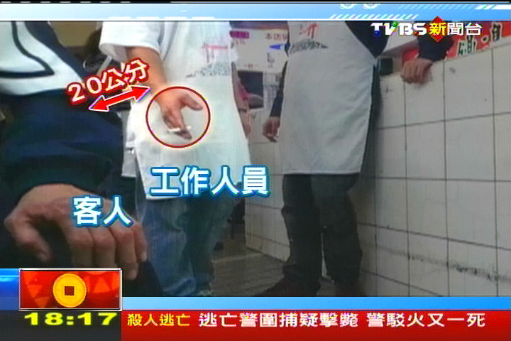 〈獨家〉廟口鼎邊銼「加味」 店員聊天邊叼菸