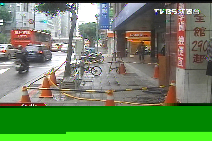 〈獨家〉碰!外牆剝落從天降 一步之差險砸車