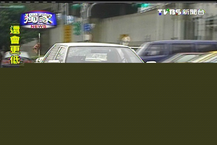 〈獨家〉「看我尾燈」!27年車漆字 嗆超跑靠邊閃