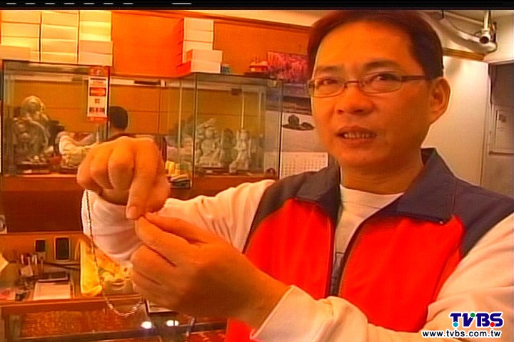 經典賽／求贏！嬤送項鍊吉祥物　彭政閔隨身帶