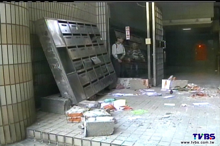 恐怖!信箱牆面塌 竟壓死拿信老婦
