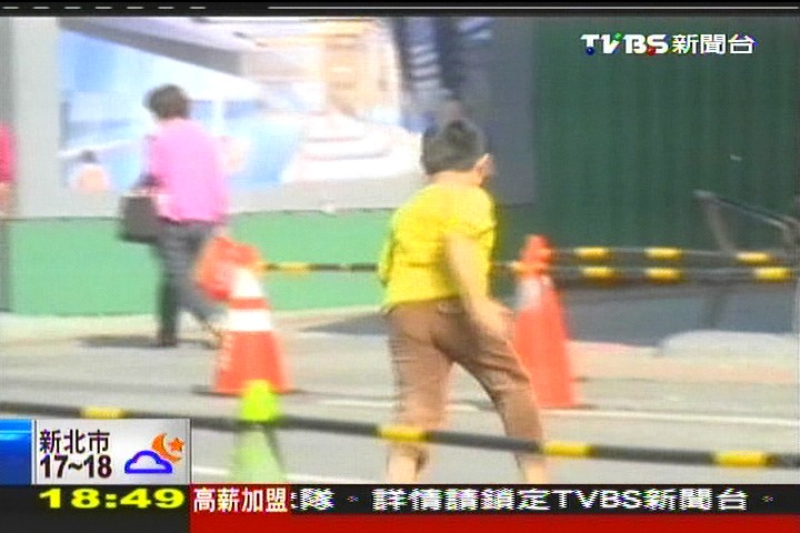 〈獨家〉險!橫桿分流人車 遊客照「跨欄」穿越