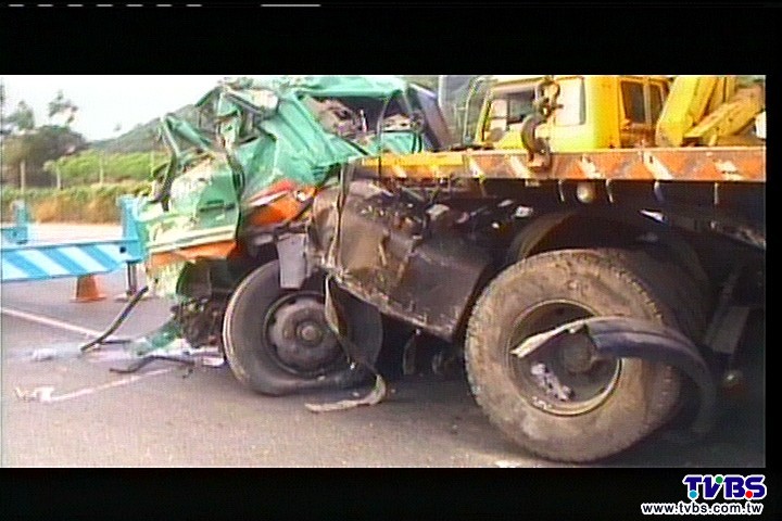 酒駕撞拖板車、衝民宅　駕駛、住戶亡