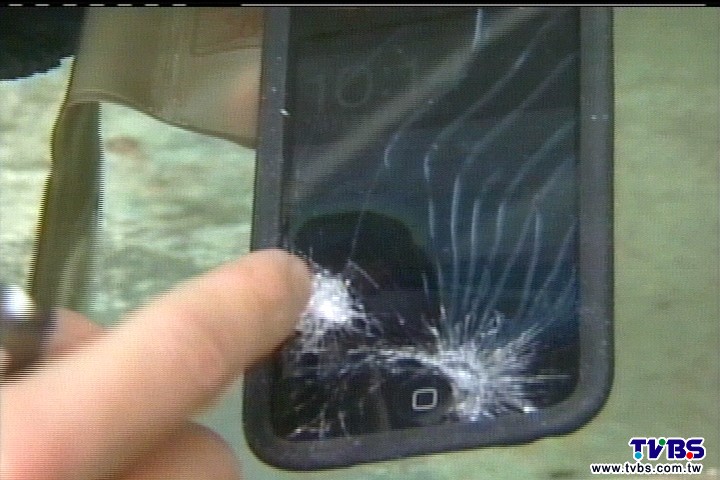 抓鱷龜興奮拍照 iPod慘遭龜吻咬破