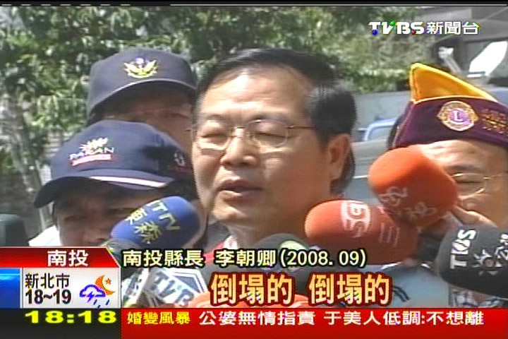 涉百案收回扣 縣長勘災身影諷刺