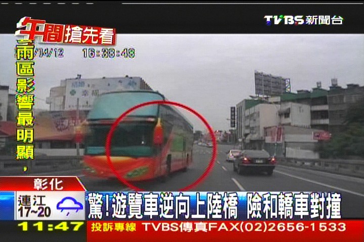 驚!遊覽車逆向上陸橋 險和轎車對撞