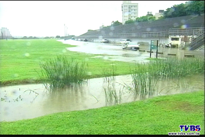 凌晨發豪雨特報! 「水淹北台」措手不及