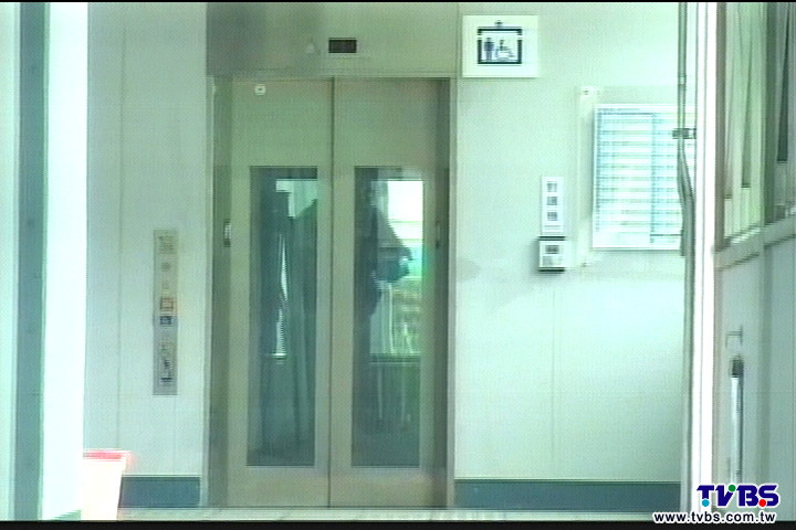 誇張!困台鐵電梯沒人理 警鈴如虛設