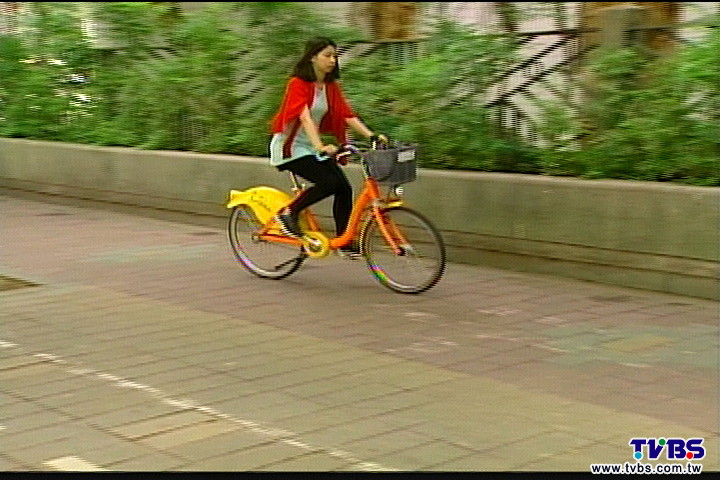 「微笑單車」騎人行道！　違法騎乘將受罰