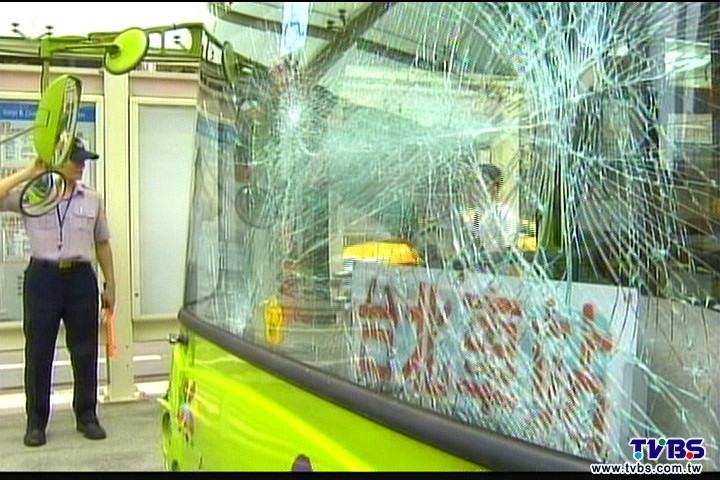 碰!公車追撞瞬間 乘客險遭甩出車外