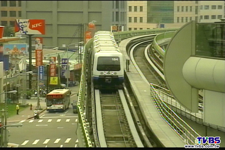 車廂成運動場? 男童捷運上騰空拉單槓