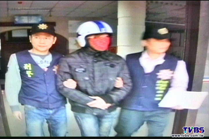 電梯之狼第三度犯案! 女大學生踹門自救