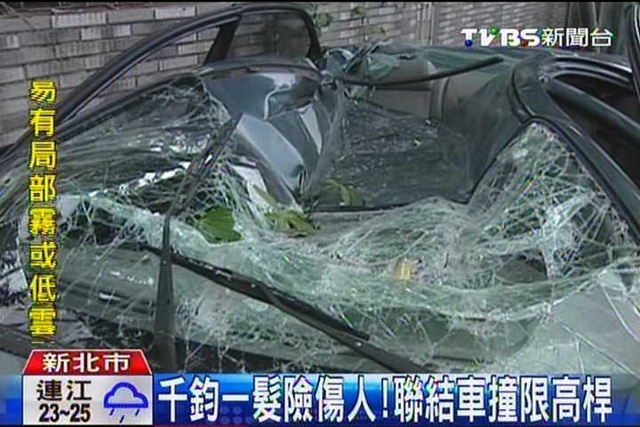 千鈞一髮險傷人! 聯結車撞限高桿