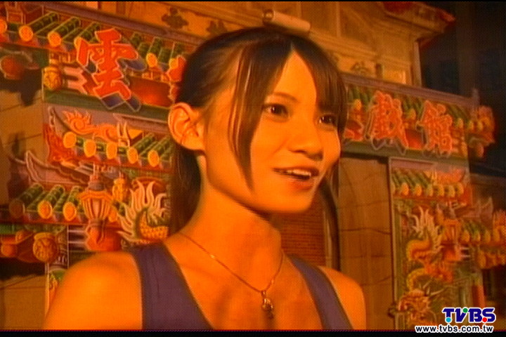 校花穿學士服露美腿 今昔學士照演變