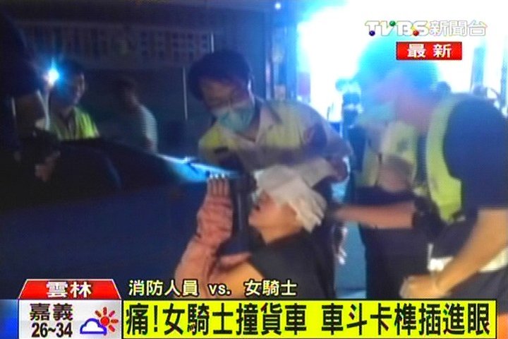 痛!女騎士撞貨車 車斗卡榫插進眼