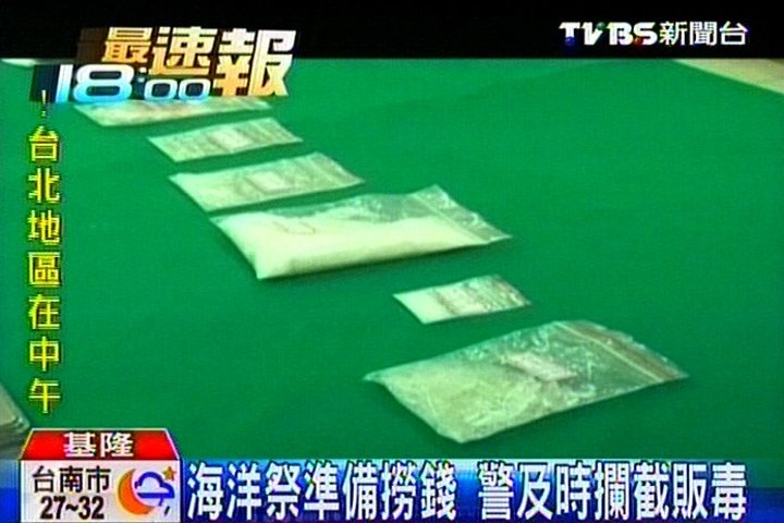 誇張!8少年公開吸毒 被抓跟警哈拉