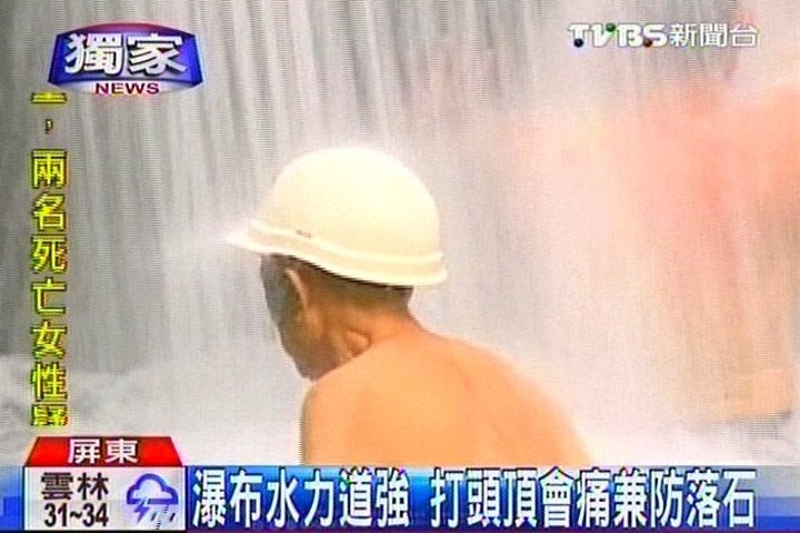 〈獨家〉戴安全帽做SPA　瀑布區奇景防落石砸