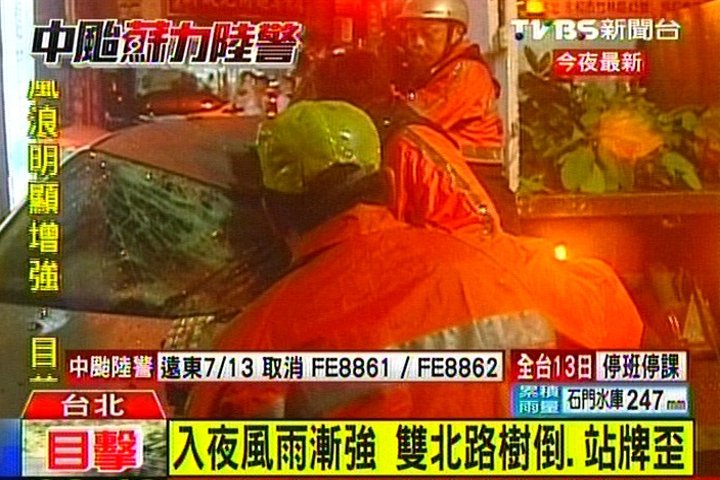蘇力颱風/入夜風雨漸強 雙北路樹倒、站牌歪