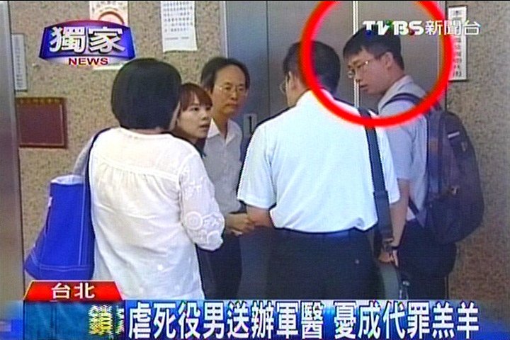 拒當「代罪羔羊」　醫官呂孟穎偕父喊冤