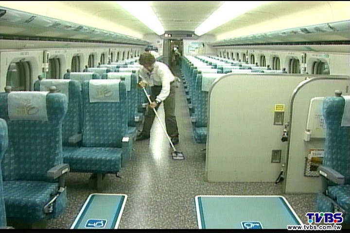 咖啡倒！列車長「跪地清」　民PO臉書讚