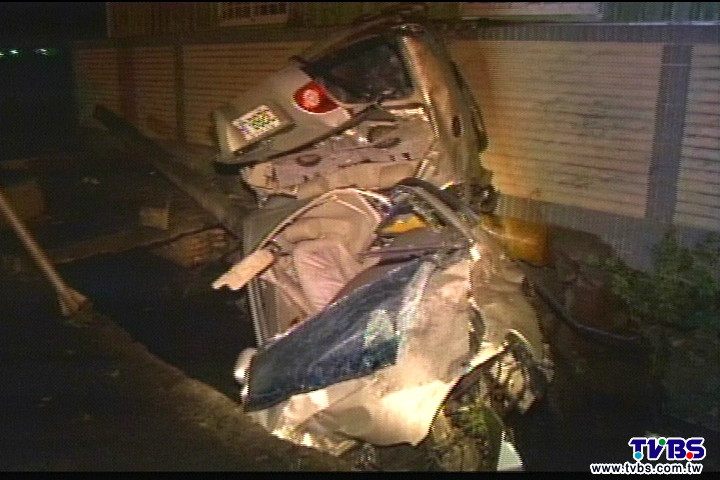 快救!車卡2人 酒醉男撞車亂講警白忙