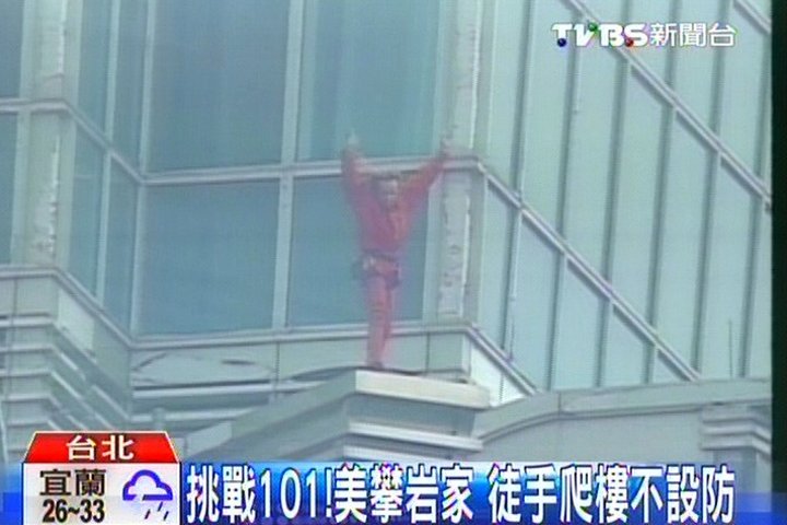 挑戰101！美攀岩家　徒手爬樓不設防