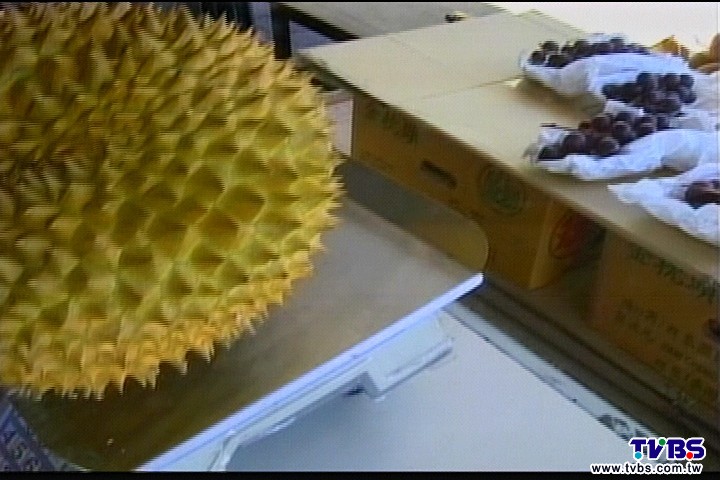 〈獨家〉秤榴槤砸傷腳! 女顧客痛斥攤販惡劣