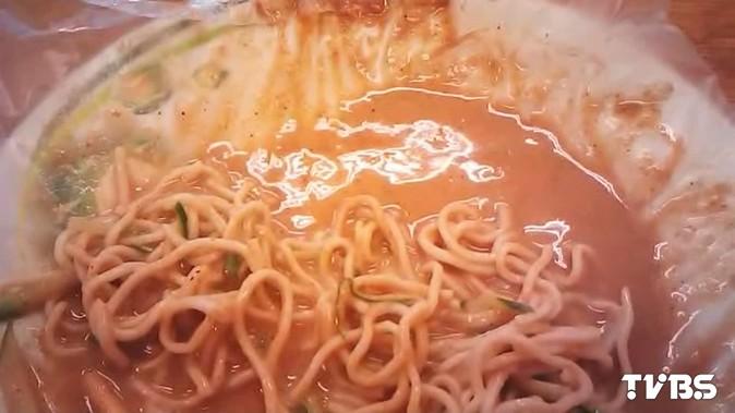 噁！涼麵吃到一半…　發現蠕動「白色小蟲」