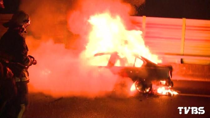 ​百萬名車燒成廢鐵！火舌突竄　駕駛急逃離