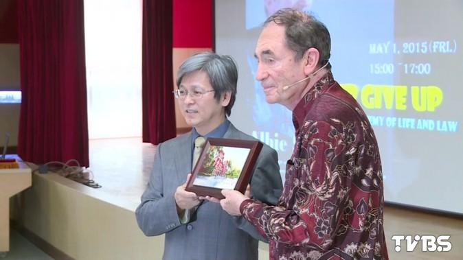 南非鬥士Albie Sachs 演講勉台高中生