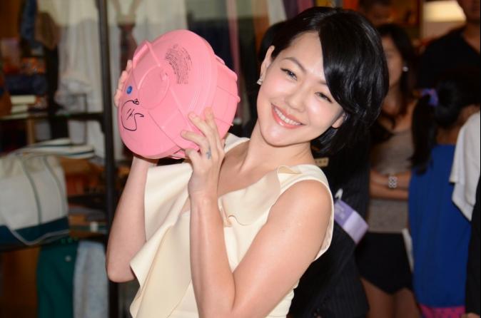 小S惡搞「格雷陰影」 竟是大陸洗衣精廣告