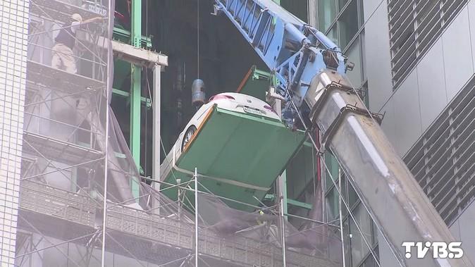​車卡機械塔11天！吊車「救愛車」　車主苦笑